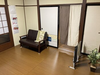 アロゼ/待合室でお待ちください。