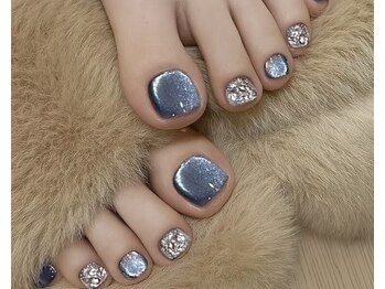More Glam Nailsalon 横浜店～韓国ネイル・ワンホンネイル・スカルプネイル～の写真/夏ネイルはフットネイルで決まり！おススメはキラキラ輝くマグネットネイル♪水色バイカラーで指先を彩る◎