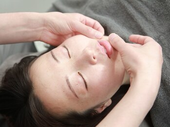 松本整骨院/オイルでお顔のマッサージ