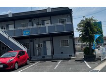 レスト(Rest)の雰囲気（サロンはLAWSONの反対側の水色のコーポの2階で駐車場は13番です）