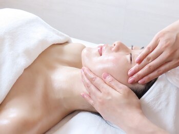 ウルオイスキン 神保町(URUOI SKIN)の写真/自分へのご褒美にふさわしい、一席一席にこだわった日常を忘れるような高級感漂う店内でお悩みを改善◎
