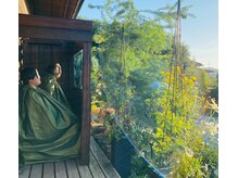 ヒュッテ(Hutte)の雰囲気（人気のペアよもぎ蒸し★春秋限定★ウッドデッキで外気浴も◎）