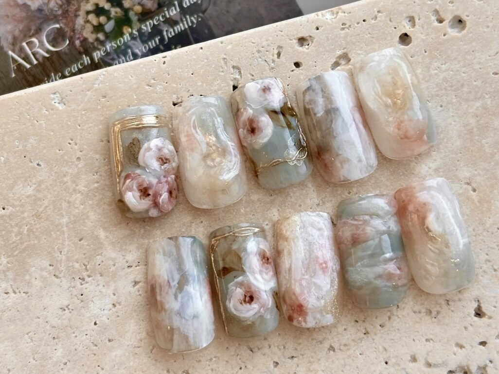 2025年-2026年冬トレンド】ニュアンス フラワーのネイルデザイン集