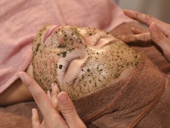 エス(S)の写真/【肌変化を実感！同世代の中でも一際輝く素肌美人へ】芸能人御用達で人気のハーブピーリングで肌悩み改善◎
