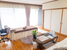 OsteoDaisyの雰囲気（やわらかな光に包まれる施術空間）