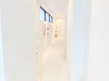 ポーラ ザ ビューティ 新松戸店(POLA THE BEAUTY)/日の差す廊下