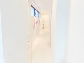ポーラ ザ ビューティ 新松戸店(POLA THE BEAUTY)/日の差す廊下