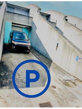 フィーカ/“駐車場”標識が目印です。