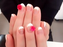 定番のフレンチネイルに、別途パーツを追加で一気に華やか♪