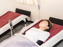 カラダまっすぐ整体院の雰囲気（マスターＶ３は手技では届きにくい深く硬い箇所に刺激を加えます）
