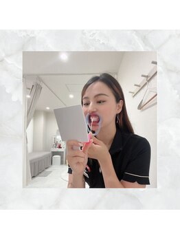 ホワイトニングショップ 下関店/ジェルを歯に塗ります。