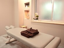 整体と美容鍼 無名の雰囲気（完全個室空間とドレッサー、着替え完備◎【整体/美容鍼/肩こり】）