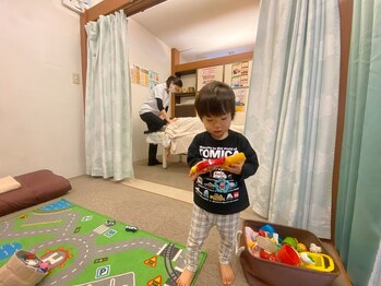 子育てママの整体サロン/施術中のお子様の様子