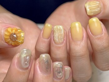 ソレイユネイル(soleil nail)/ちぐはぐ【ひまわり×シンプル】