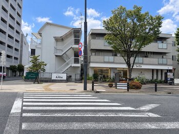 アリー(Allie)/【道案内】横断歩道を渡ると到着