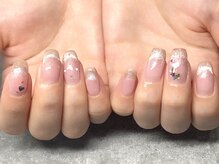 ケイプラス(K PLUS)の雰囲気（マグネットフレンチにハートホログラムで甘めネイル）