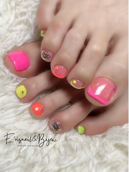イリスネイル アンド ビジュー(E’risnail&Bijew.)/ネオンカラーのアシメフット