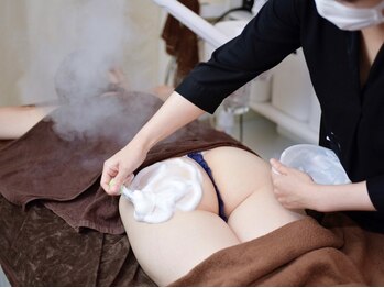 エミルカ(EMILUCA)/ハーブピーリング美尻へ変化