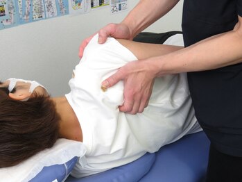 りらく整体 あおば/肩甲骨も動かしていきます