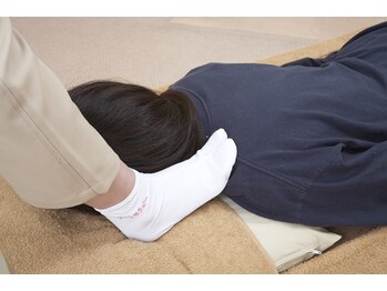 フーレセラピーサロン ポーズ/肩もリズミカルに解します。