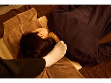 フーレセラピーサロン ポーズの雰囲気（足の広い面で優しく深くまでほぐします）