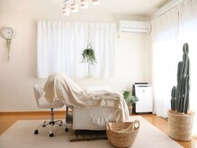 【駐車場はulu看板前】レンガ調の建物グレイスユウ 左端 201号室