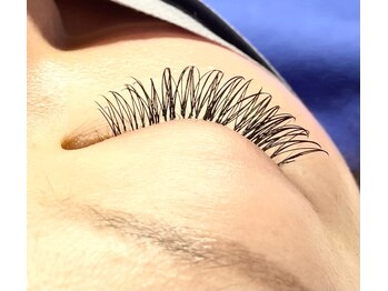 リュクシー(LUXEY)の写真/デザインキープラッシュでエクステがバラつかない、持ち◎！細く少ない睫毛でも大丈夫なサロン。