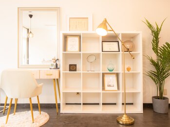 アクエリエス(Aquarius)/メイク台&商品棚