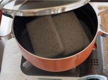 サロンドオー(salon de eau)/米ぬかカイロで身体を温めて施術