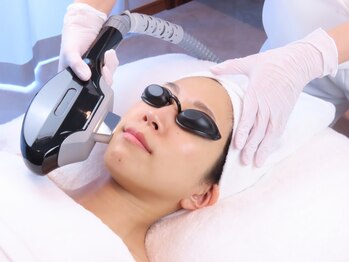 シスリー(CICELY)の写真/小顔発光×コラーゲン生成×最新W波長脱毛フェイス★お顔の産毛ケアでメイクノリUP☆ツルスベ美肌が叶う♪