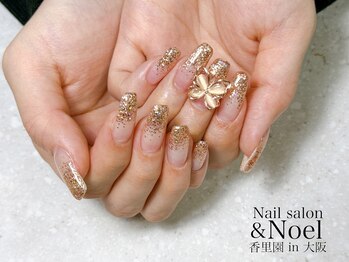 ノエル(Noel)/ピンクベージュ×キラキラネイル