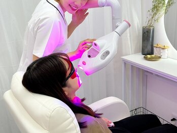 エクシアホワイトニング 日本橋店の写真/【最新機器使用☆】蓄積した着色汚れや歯の黄ばみをケア!コスパ抜群のセルフホワイトニングで白い歯へ♪