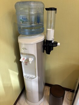 げんき堂整骨院 ゲンキプラス 鶴見駅前(GENKI Plus)/待合 ウォーターサーバ