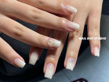 ネイルドットスタジオ 堺筋本町(NAIL DOT STUDIO)/白グラデーション