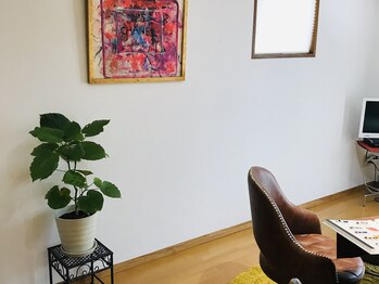 トロワ 中目黒(trois)/絵画、映画モニターのある空間