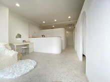 白を基調とした店内です♪メイクスペースもあります◎