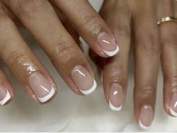 スエン(Suen)/シンプル白フレンチ