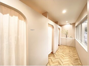 クウネル 岐阜(Qoonel)の写真/人目が気にならない個室空間で目元の悩みを解決♪まつげパーマ、フラットラッシュ、美眉毛で理想の目元へ