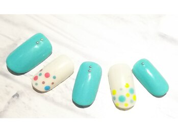 オハナレイ LEALEA FITNESS&SPA 東戸塚店内/シンプルで可愛いドットネイル