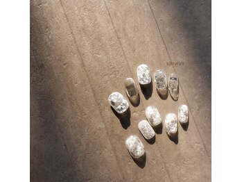 シルニー リム(Silny rim)/アシンメトリーニュアンスネイル