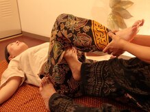 サロン カミンチャーン/足も使ってほぐします