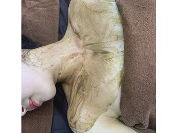 シックスティーエイトフェスター(68FESTAR★)/意外と年齢が出るデコルテも!