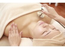 インディバを使用し、心地よい温かさで上半身をゆるめます。