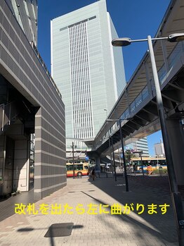 ポノ 横浜桜木町(Pono)/改札を出たら左に向かって進む