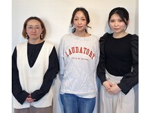 ビューティーアイデザイン SAWA天神店(Beauty eyedesign)の雰囲気（eyedesignスタッフ。1F美容室では明るいスタッフが受付します♪）