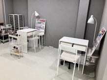 エン 福津(en)の雰囲気（ネイルブース、沢山の色やデザインサンプルをご用意しております）