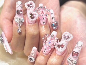 ミオ(mio)の写真/キラキラ可愛いネイルデザインが大人気◎10本アートコースではパーツ選び放題乗せ放題！派手好きの方必見☆