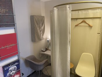 丸の内接骨院グループ 銀座リリース整体院/◆内観/更衣室・パウダーエリア