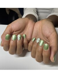 green nail*