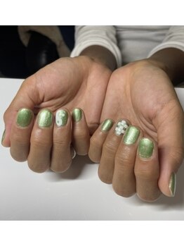 green nail*